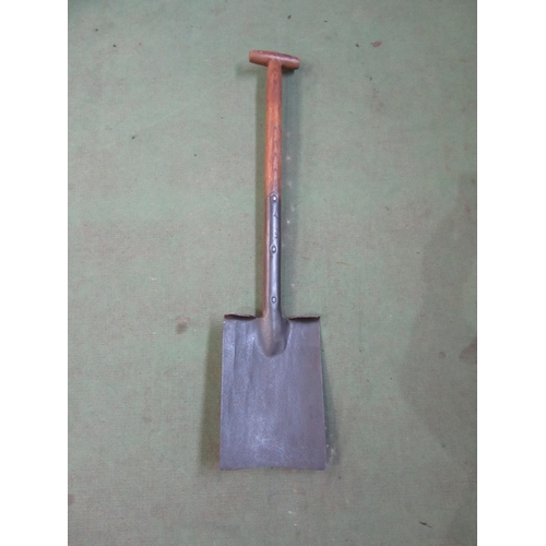 8044 - A 'T' handle spade with military stamp