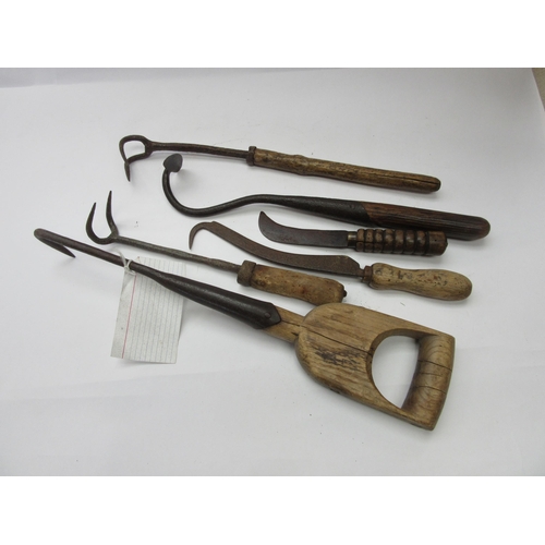 8168 - Turnip hooks, hoe and a curved knife