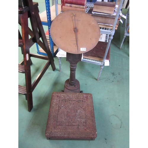 8186 - A set of Victorian cast iron Salters personal weighing scales, brass dial