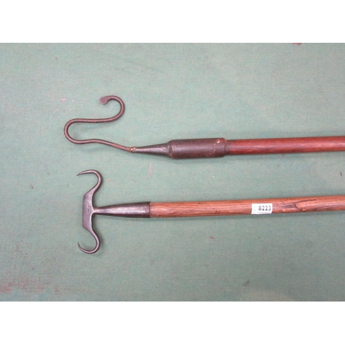 8223 - An obscure twin hook bull lead and a shepherds crook