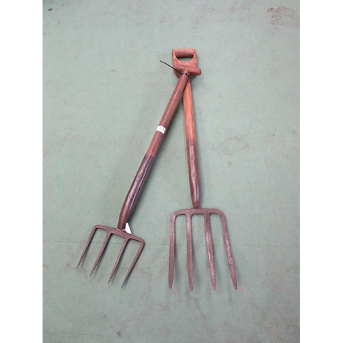 8278 - An S.K.J.O lawn aerating fork and an S.K.J.O potato lifting fork