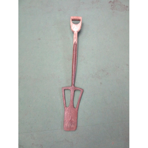 8284 - A 'D' handle clay spade