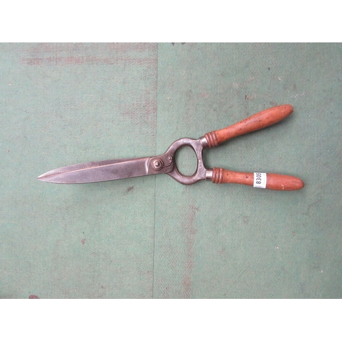 8305 - A pair of hedging shears