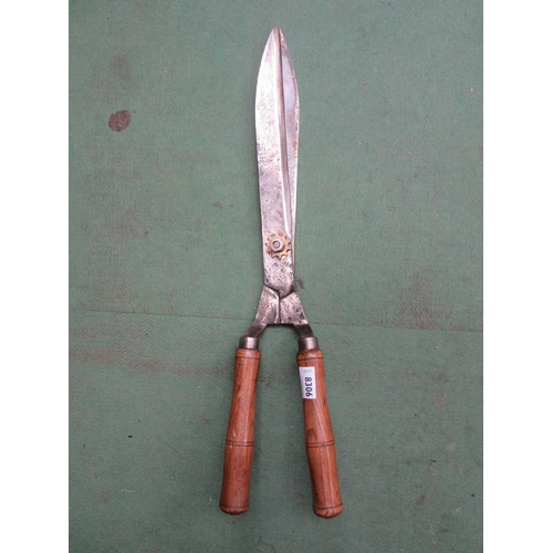 8306 - A pair of hedging shears