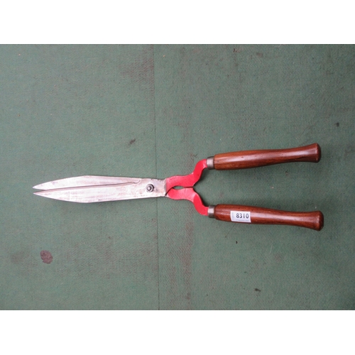 8310 - A pair of hedging shears