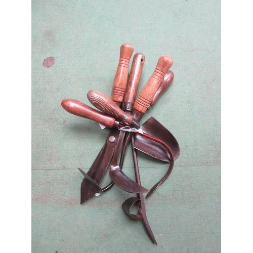 8311 - Six garden hand tools