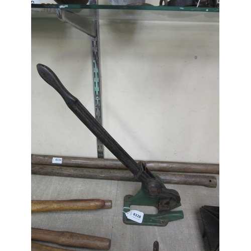 8328 - A hand operated poultry leg sinew puller