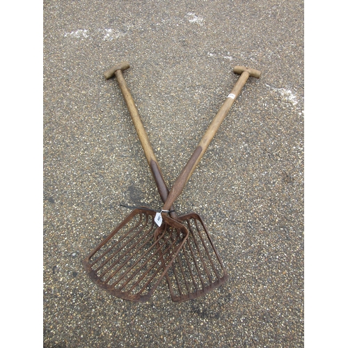 8002 - Two onion/flower bulb harvesting grate scoops (one 6 bar and one 8 bar)