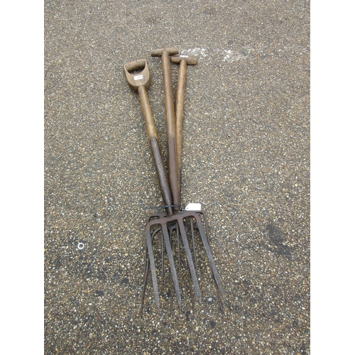 8006 - An A & F Parkes potato lifting fork, five tined garden fork and a Bulldog manure fork