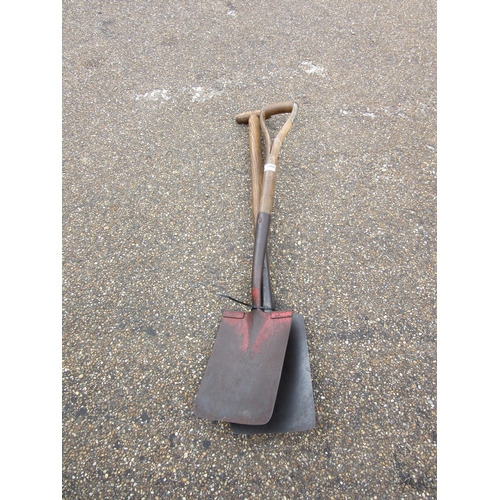 8008 - A Brades 916 clay spade and a Ward & Payne No1 treaded spade