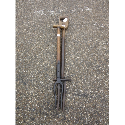 8011 - A Nash & Sons parsnip fork and beet lifting fork with side foot tread