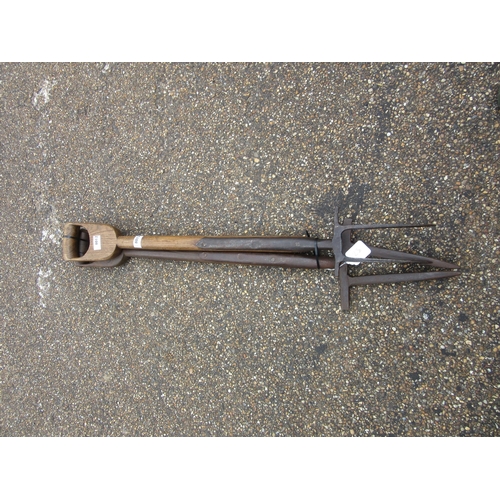 8012 - A parsnip fork and a Brades root lifting fork