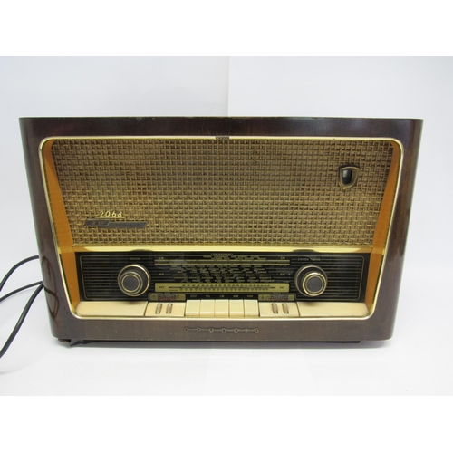 7365 - A vintage Grundig model 2068 wooden cased valve radio