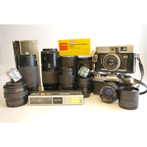 1572 - A mixed lot of 35mm film cameras lenses including Carl Zeiss Jena DDR MC S 135mm, Minolta AF Zoom 70... 