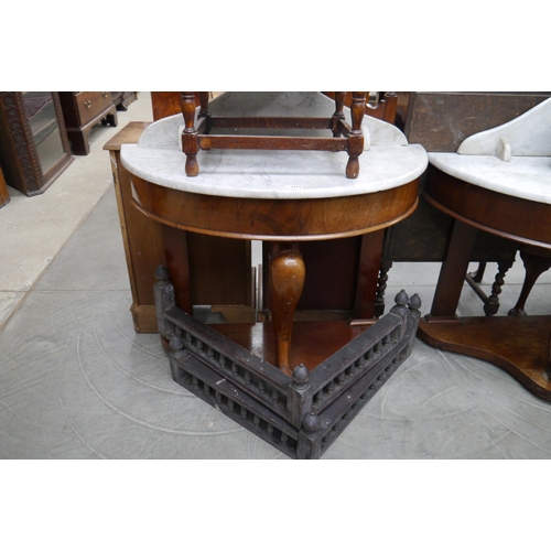 2169 - A Victorian mahogany marble top washstand