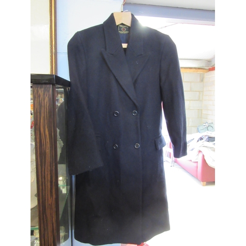 1554 - A navy gentleman's wool/polyester coat, to fit chest 76cm (30