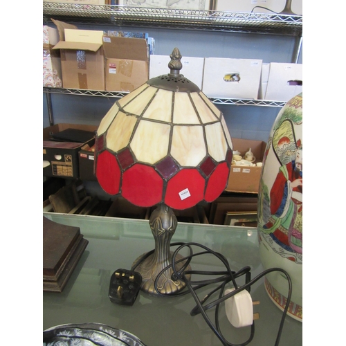 1593 - A small Tiffany style table lamp