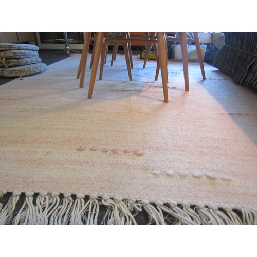 1032 - A modern pink and cream ground kilim rug with tasselled ends, 250cm x 167cm