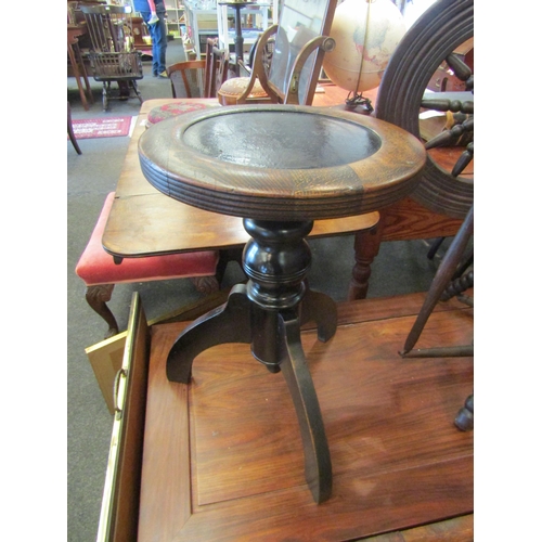 1114 - An oak bobbin-turned spinning wheel and an oak height adjustable stool on tripod legs