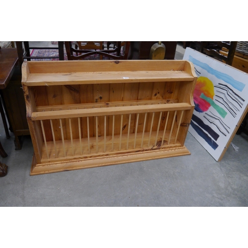 2262 - A pine plate rack