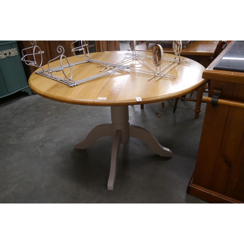 2315 - An oak extending dining table on painted base