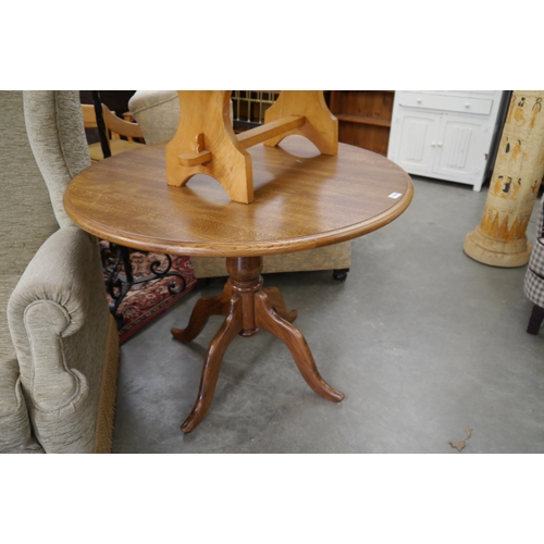 2252 - An oak effect circular breakfast table