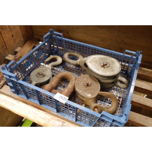 2030 - A tray of pulleys