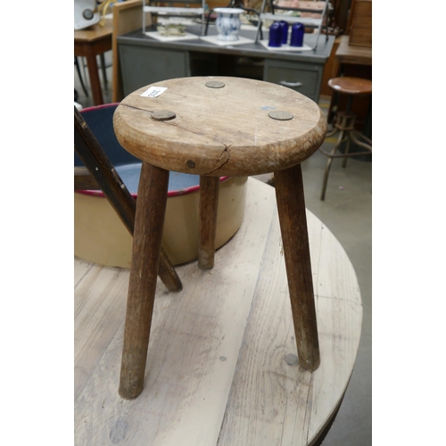 2035 - A rustic milking stool