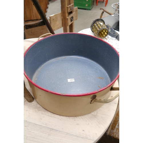 2037 - A large yellow and red enamel pan