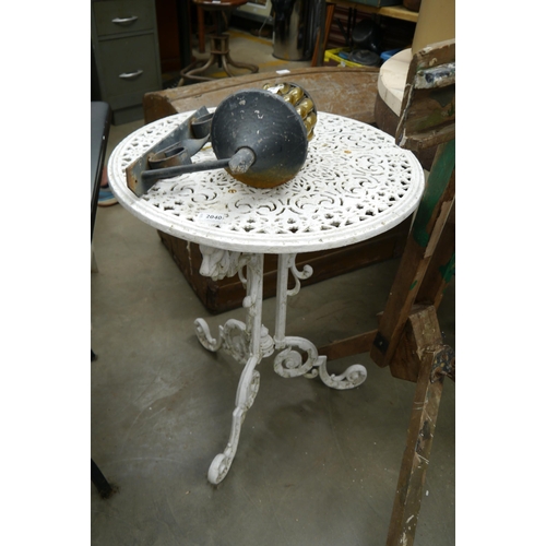 2040 - An alloy garden table with lions head decoration