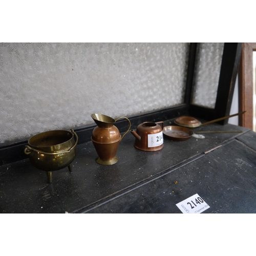 2141 - A set of miniature dolls house copperware