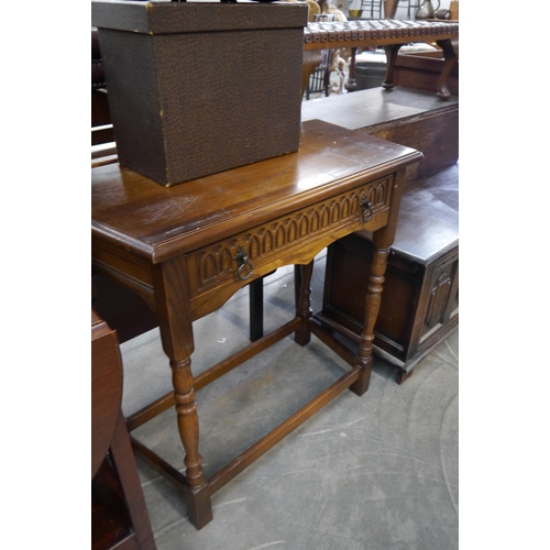 2172 - An oak credence table