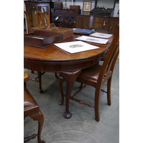 2176 - An Edwardian mahogany extending table on cabriole legs