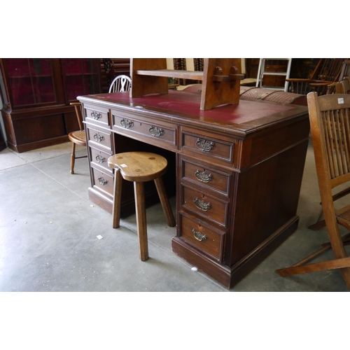 2200 - An Edwardian mahogany twin pedestal desk