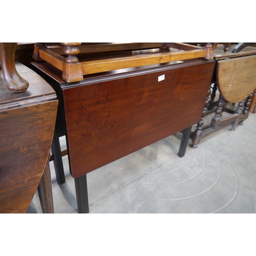 2206 - A Georgian mahogany gate legged table