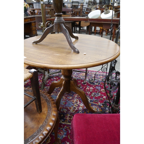 2252 - An oak effect circular breakfast table