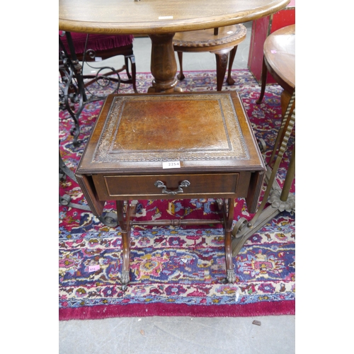 2254 - A small mahogany leather top occasional table