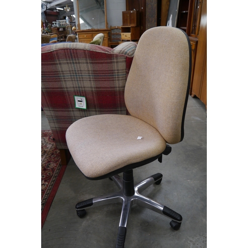 2340 - An office chair - adjustable