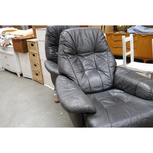 2417 - A pair of Stressless style easy chairs a/f