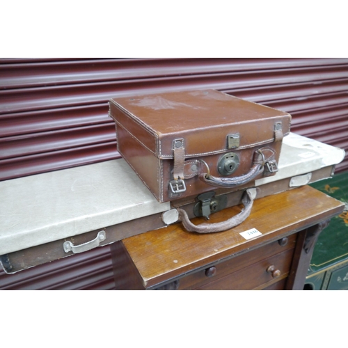 2445 - A gun case and leather cartridge case