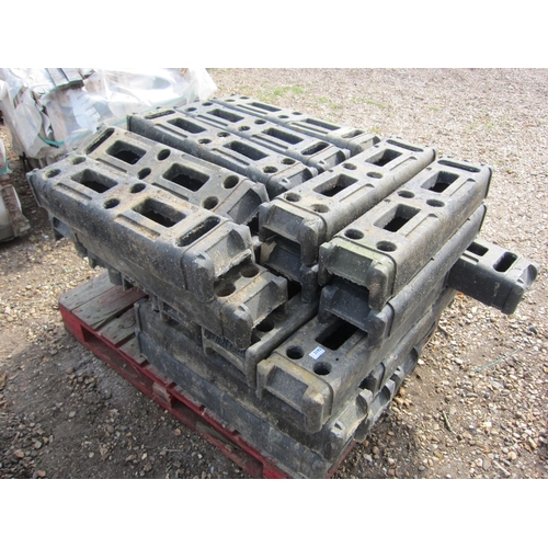 3192 - A pallet of rubber block fencing feet