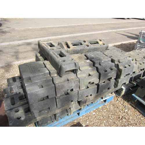 3193 - A pallet of rubber block fencing feet