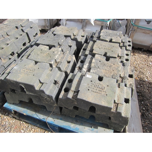 3194 - A pallet of rubber block fencing feet