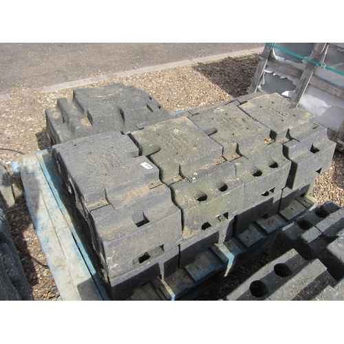 3195 - A pallet of rubber block fencing feet