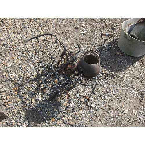 3290 - A quantity of metal wares