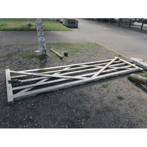 3437 - A 12' wooden gate