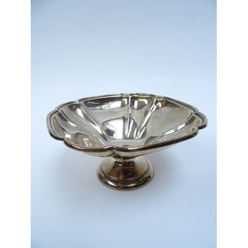 6385 - A William Hutton & Sons Ltd silver beaded bowl, Birmingham 1907, 10.5cm diameter, 100g and silver pe... 