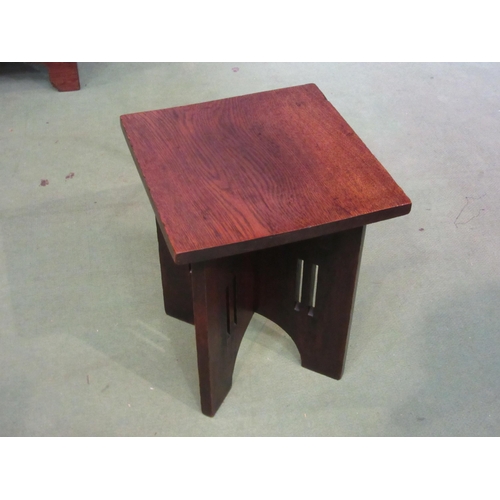 4123 - An Arts & Crafts oak lamp table in the manner of 