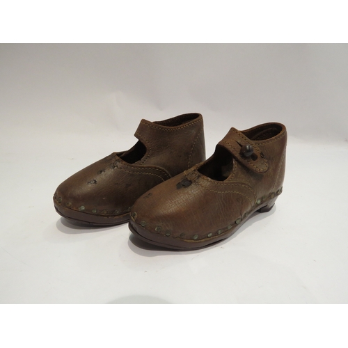 4386 - A pair of Victorian child's leather shoes