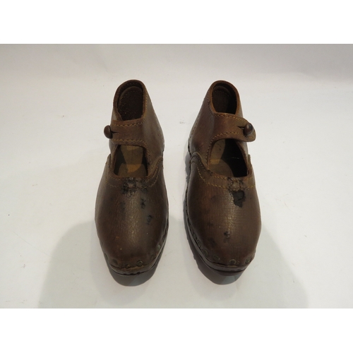 4386 - A pair of Victorian child's leather shoes